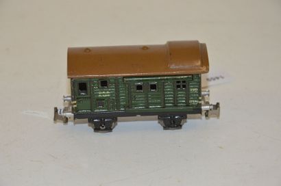 null MÄRKLIN 390.1 (1939), wagon fourgon, vert, toit à lanterneau brun, 2 axes, une...