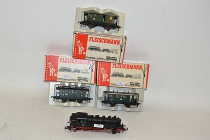 null FLEISCHMANN trains avec locotender et 3 voitures

- locotender de la DB type...