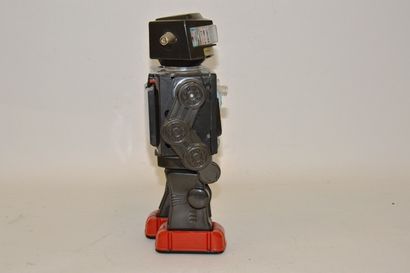 null SH, Japan, Robot, astronaut, metal grey/black, Ht 29cm, battery operated, new...