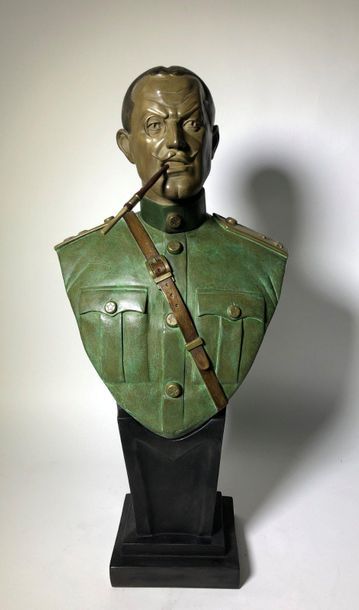 null Sculpture représentant le colonel Olrik en buste, fume-cigarette en bouche....