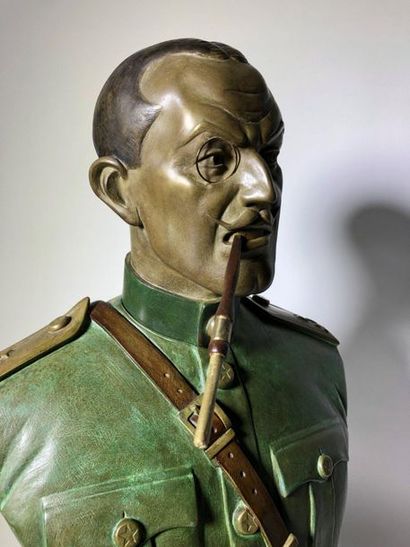 null Sculpture représentant le colonel Olrik en buste, fume-cigarette en bouche....