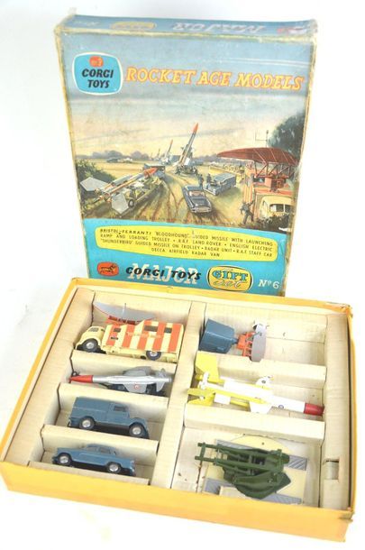 null CORGI TOYS gift set n°6, Rocket age Models, complete and in very nice original...