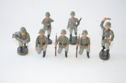 null ELASTOLIN (7) German soldiers in various positions (G) :

- 3x kneeling soldiers,...