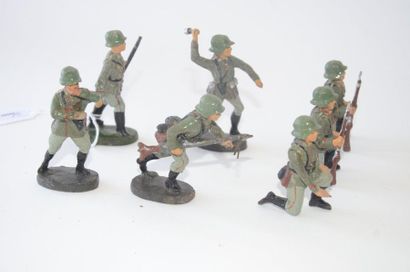 null ELASTOLIN (7) German soldiers in various positions (G) :

- 3x kneeling soldiers,...