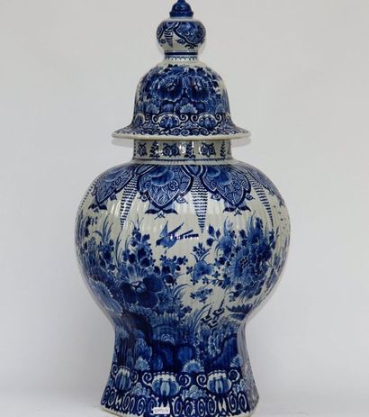 null Grand vase couvert en faïence de Delft en camaïeu bleu à décor d'oiseaux et...