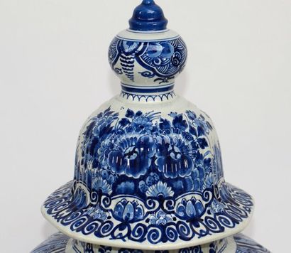 null Grand vase couvert en faïence de Delft en camaïeu bleu à décor d'oiseaux et...