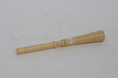 null Pommeau d'ombrelle en ivoire, fin XIXe (Long 28 cm)