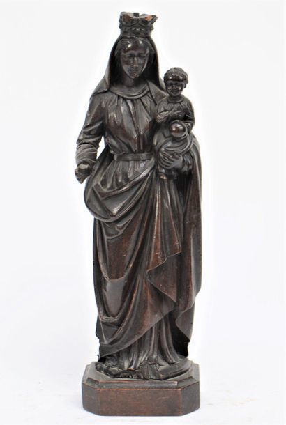 null Vierge couronée à l'enfant, bois sculpté, XVIIIe. Haut: 43 cm. (Accidents et...