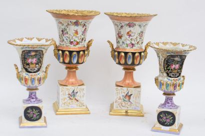 null PARIS, (attribué à Jacob Petit), paire de vases reposant sur de large socle...