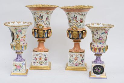 null PARIS, (attribué à Jacob Petit), paire de vases reposant sur de large socle...