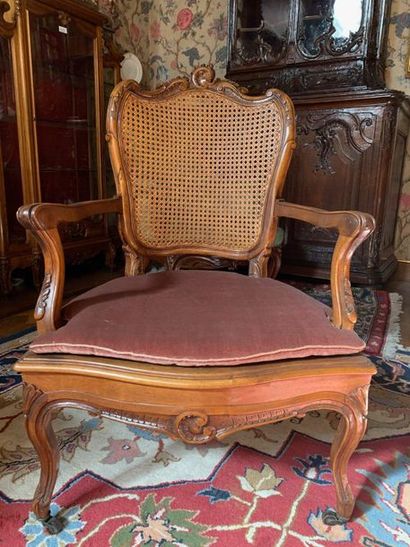 null Salon de style Louis XV en chêne sculpté assises et dossier cannés, comprenant...