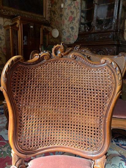 null Salon de style Louis XV en chêne sculpté assises et dossier cannés, comprenant...