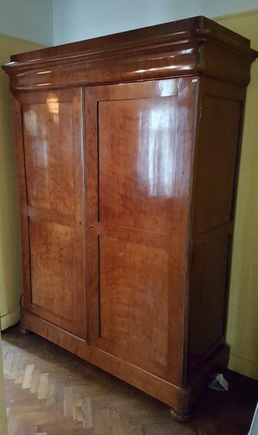 null Cupboard in speckled mahogany opening by 2 doors. Cornice with shower and turned...