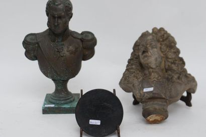null Lot (3) de bustes et médaillon:
Médaillon de Léopold Ier (bakélite, 11cm, accident)
Buste...