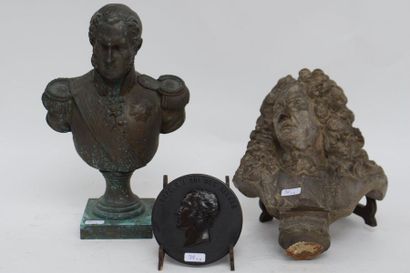 null Lot (3) de bustes et médaillon:
Médaillon de Léopold Ier (bakélite, 11cm, accident)
Buste...