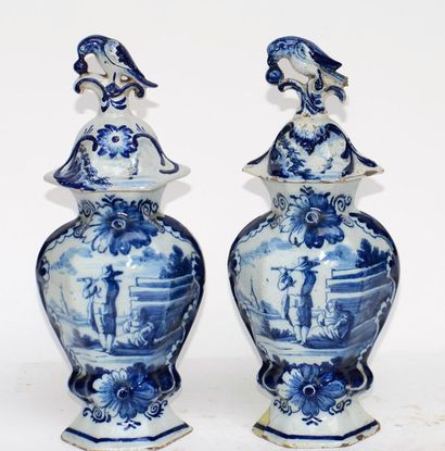 null Fabrique des 3 cloches, paire de vases couvert en faïence de Delft en camaïeu...