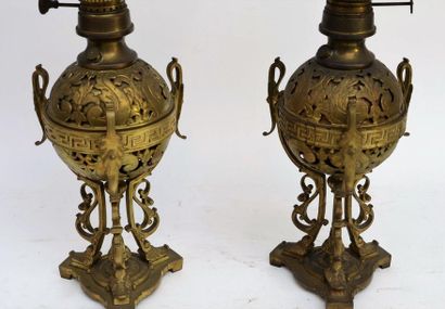 null Paire de lampes à pétrole en bronze, cuivre et laiton ouvragés et ajourés. Globes...