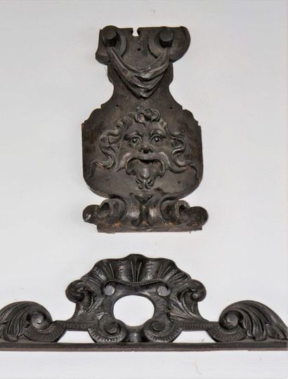 null Deux éléments décoratifs en bois sculptés: un fronton (Long: 76cm) et un élément...