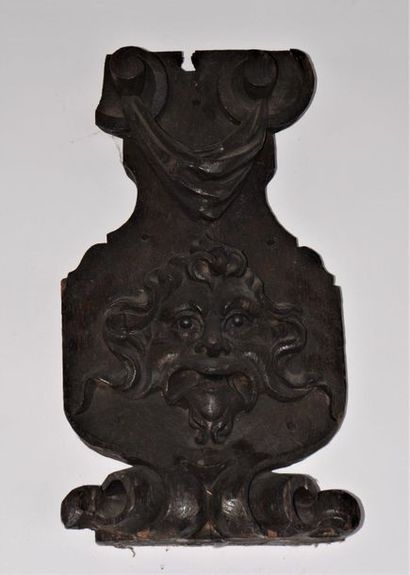 null Deux éléments décoratifs en bois sculptés: un fronton (Long: 76cm) et un élément...