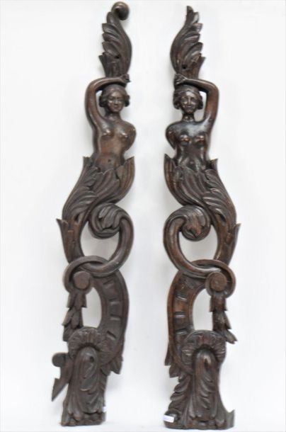 null Paire d'éléments décoratifs en bois sculptés représentants 2 bustes de femme...