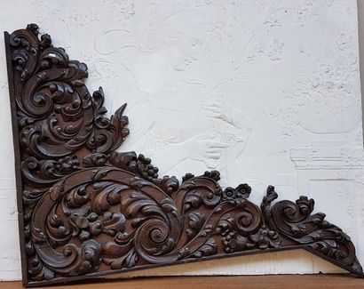 null Carved oak panelling element decorated with foliated scrolls. 19th century (Ht:...