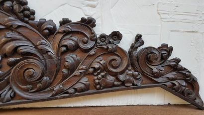 null Carved oak panelling element decorated with foliated scrolls. 19th century (Ht:...