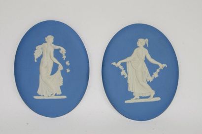 null Wedgwood, 5 médaillons en porcelaine, décor à l'antique, XXe (Ht: 16 et 11 ...