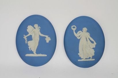 null Wedgwood, 5 médaillons en porcelaine, décor à l'antique, XXe (Ht: 16 et 11 ...