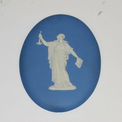 null Wedgwood, 5 médaillons en porcelaine, décor à l'antique, XXe (Ht: 16 et 11 ...