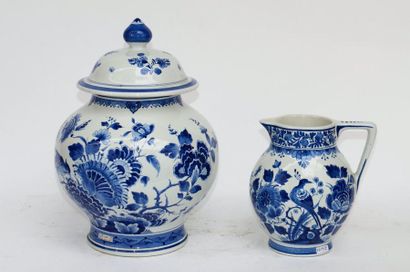 null Un vase couvert et une verseuse en faîence de Delft en camaïeu bleu à décor...
