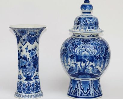 null Potiche couverte et 1 vase cornet en faïence de Delft en camaïeu bleu à décor...