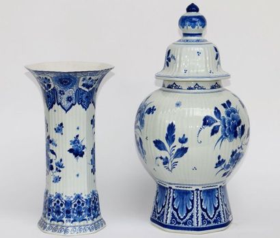 null Potiche couverte et 1 vase cornet en faïence de Delft en camaïeu bleu à décor...