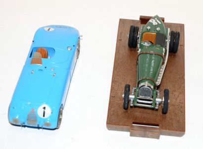 null (2) STARTER , 1 Bugatti 57 Le Mans of 1939 in blue resin and BRUMM 1 Bugatti...