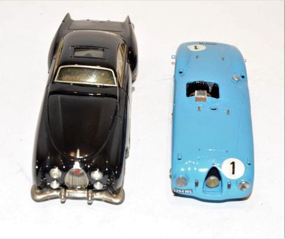 null (2) 1 MINI RETRO, Bugatti type 50s par Saoutchik en résine noir et 1 JOHN DAY,...