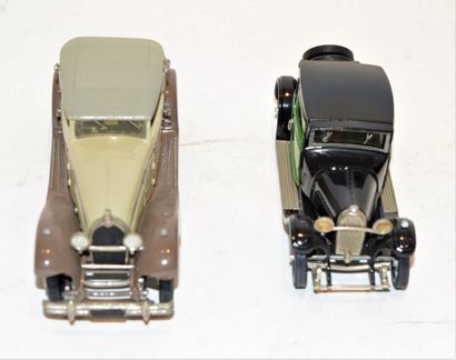 null (2) TIN WIZARD, 1 Bugatti Fiacre de 1927 en plastique et métal noir et vert...