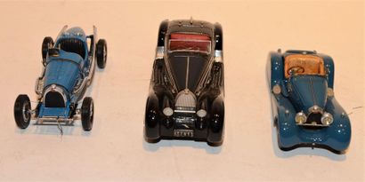 null (3) DB, 1 Bugatti type 35B Sport Biplace de 1927 en résine bleue , 1 Bugatti...
