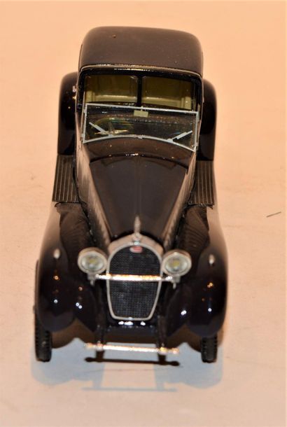 null DB Bugatti Type 41 Royale coupé de ville Binder en métal et résine bleu nuit...