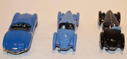 null (3) DB, 1 Bugatti type 252 Cabriolet de 1956 en résine bleue, 1 Bugatti type...