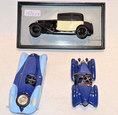 null (3) VROOM, 1 Bugatti type 35 de JUNEK SCHLUMPH en résine bleue, 1 Bugatti type...