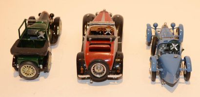 null (3) AUTO REPLICAS, 1 Bugatti type 23 Town Carriage from 1926 in green and black...