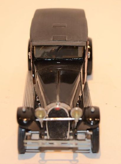 null PRESTIGE, 1929 Bugatti type 41 Royale in black and vermilion red metal. 1/43rd...