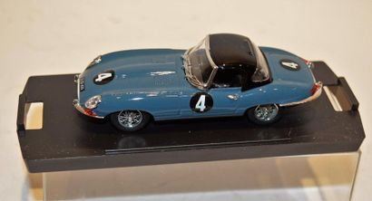 null (2) BEST, 2 Jaguars type E coupé of 1962, 1 white and 1 blue. 1/43rd (M+B) 