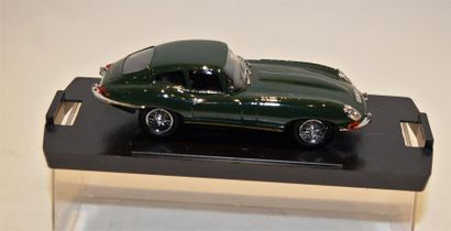 null (3) BEST, 1 English green Jaguar type E coupé, 1 Jaguar type E with hard top,...