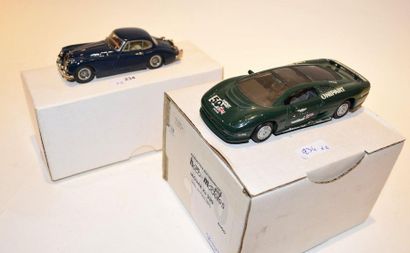 null Set of 2 Jaguars: a blue XK 150 coupe in metal. (E) 1/43 e; a green XJ 220 metal...