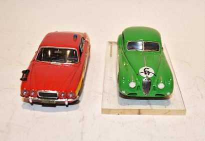 null Set of 2 Jaguars: 

Miniature car record: XK 140 Le Mans N°6 green resin (M+B)...