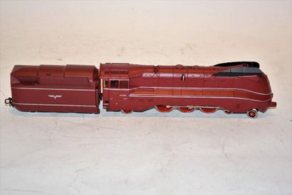 null MÄRKLIN 3089, red streamlined locomotive, 231, 4-axle tender, blue and red window...