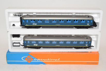 null ROCO (6) Dutch mainline cars, in blue, 4 axles (MB) :

- 1x 4218A 1st class

-...