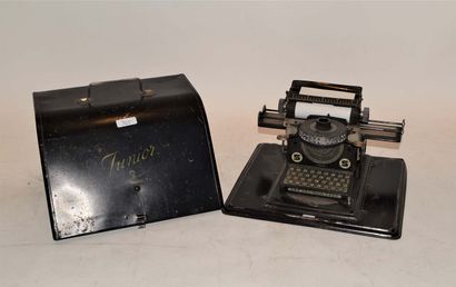 null USA toy typewriter, black painted sheet metal, good condition