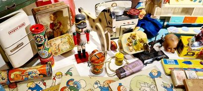 null VARIA +/- 40 pce) : antique toys 50's and modern toys : 10 puzzles 50's - 2...