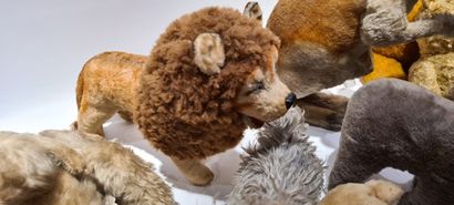 null Lot of plush (): nice lot of bears and animals (lion 44cm, kangaroo, 43cm

...